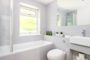 布拉克内尔2 bed house close to Town Centre的白色的浴室设有卫生间和水槽。