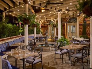 奥本奥本大学酒店的一间带桌椅的餐厅和一个喷泉
