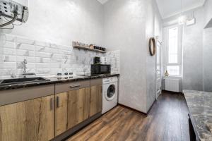 利沃夫Райська Насолода的厨房配有水槽和洗衣机