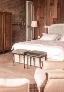 圣贝纳迪诺Casa Del Val- Villa Maria的一间卧室配有一张带两张长椅的床