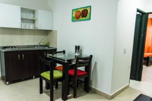 圣安德烈斯Caribbean Island Hotel piso 1的一个带桌子和两把椅子的小厨房