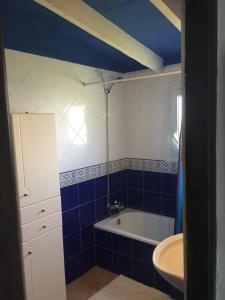 费拉尼特斯Cala Serena Beach的蓝色和白色的浴室设有浴缸和水槽