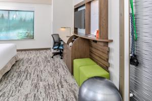 尤金尤金EVEN酒店的办公室,办公室里配有书桌和绿椅
