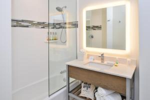 尤金尤金EVEN酒店的一间带水槽和淋浴的浴室