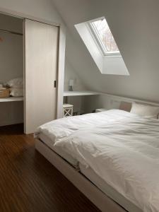 二世古V-WIN - Vacation STAY 07301v的卧室配有白色的床和天窗