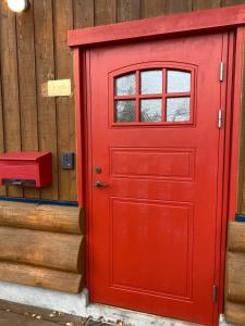 二世古V-WIN - Vacation STAY 07301v的大楼一侧的红色门