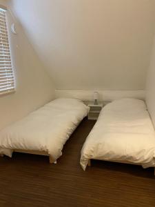 二世古V-WIN - Vacation STAY 07301v的配有白色床单的客房内的两张床
