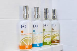 尤金尤金EVEN酒店的架子上四瓶Evo洗发水和护发素