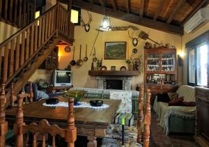 Casas del CastañarLa Seguirilla del Jerte的客厅配有木桌和壁炉