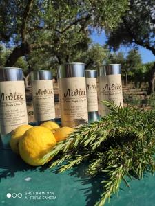 瓦西里科斯Lithies Farm Houses的三瓶按摩保湿剂和柠檬
