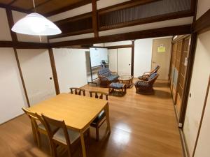 Miyanoshita-Enishi- - Vacation STAY 13658v的一间用餐室,在房间内配有桌椅