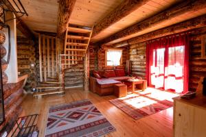 新瓦罗什Zlatarske brvnare Zlatar Chalets的小木屋内带沙发的客厅