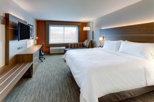 米德尔敦Holiday Inn Express & Suites - Middletown - Goshen, an IHG Hotel的酒店客房设有一张大床和一台电视。