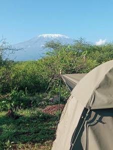安博塞利Amboseli Cultural Camping的一座带雪覆盖的山的帐篷