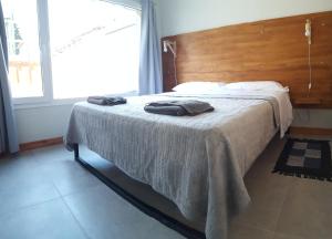 圣马丁德洛斯UMAIN KAYU的卧室里一张带两条毛巾的床