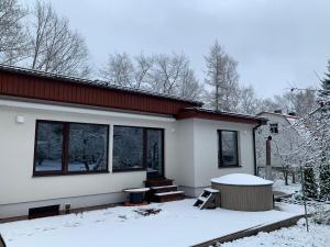冬天的Mäekalda Guesthouse Garden Villa with private sauna