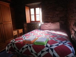 洛萨Casa das Tias的一间卧室配有带毛巾的床