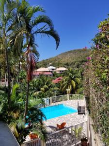 莱特鲁瓦西莱PARADIS TURQUOISE LOCATIONS的从度假村的阳台上可欣赏到游泳池的景色