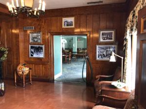 克莱维斯顿Americas Best Value Inn Historic Clewiston Inn的木镶板走廊和用餐室