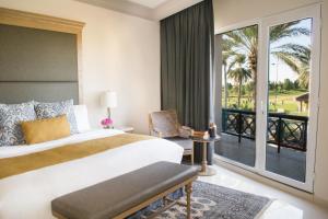 托雷翁Azul Talavera Country Club的一间带大床的卧室和一个阳台