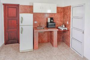 萨尔塔Cabañas Villa del Sol的厨房配有白色冰箱和水槽