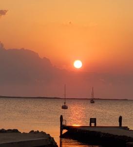 基拉戈凯拉戈湾畔旅馆的海上的日落,在水中乘船