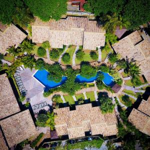 坎布里Villa Bebek Hotel的享有度假村游泳池的顶部景致