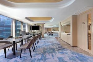 香港九龙海逸君绰酒店的一间带长桌和椅子的用餐室