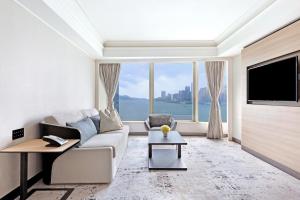 香港九龙海逸君绰酒店的带沙发和大窗户的客厅