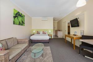 巴利纳Ballina Beach Resort的酒店客房,配有床和沙发