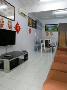 大港YITOM Homestay易通民宿的客厅配有电视、沙发和桌子