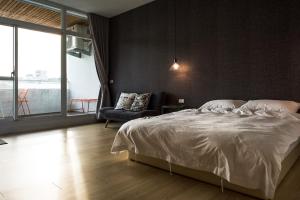 台南Tainan No 820的卧室配有白色的床和沙发