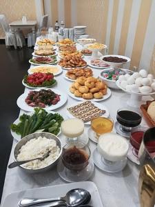 阿拉木图若尼欧尼酒店的一张桌子上放着许多盘子的食物