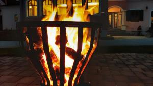巴特布卢毛加尼兰德弗洛里安酒店的夜晚在房子前面的火坑