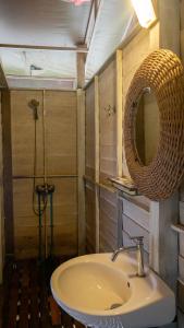Chambok辅基里罗姆松树度假村的一间带水槽和镜子的浴室