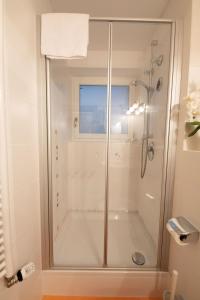格赖瑙Maigloeckerl的浴室里设有玻璃门淋浴