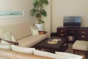 伊甸岛Maison L'Amirale by Simply-Seychelles的带沙发、电视和桌子的客厅