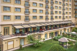 巴库巴库凯悦酒店的公寓大楼设有阳台和庭院。