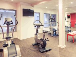 南特南特中心格兰德美居酒店的健身房设有跑步机,健身房提供健身自行车