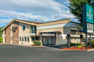 克拉马斯福尔斯Quality Inn Klamath Falls - Crater Lake Gateway的享有酒店正面景色,设有停车场