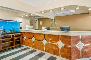 克拉马斯福尔斯Quality Inn Klamath Falls - Crater Lake Gateway的一个带大型水族馆的优质酒店的大堂