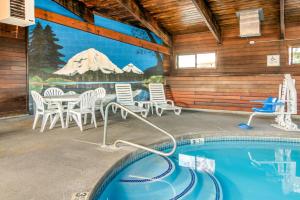 Quality Inn Klamath Falls - Crater Lake Gateway内部或周边的泳池