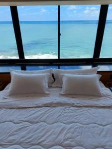 累西腓Hotel Euro Suíte Recife Boa Viagem的海景客房内的一张床位