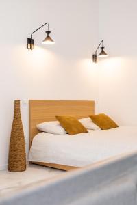 马赛Love room Jacuzzi Sauna Privatif Marseille的卧室配有一张带两盏灯的墙壁床。