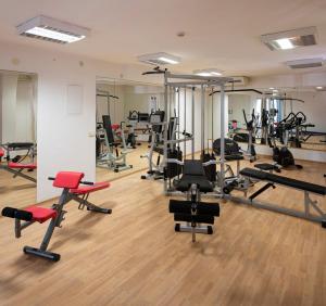 波雷奇弗洛雷斯酒店的健身房设有数台跑步机和健身器材