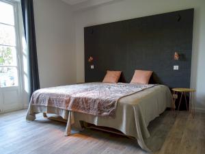 阿尔加约拉A Casa di Babbo的一间卧室设有一张大床和黑色墙壁