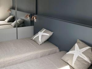 阿尔加约拉A Casa di Babbo的两张床铺,配有双海星枕头