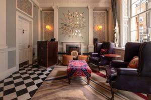 伦敦Home Grown Club的客厅配有椅子和壁炉