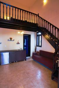 林都斯小林多斯海景一室公寓的一间带楼梯和沙发的客厅