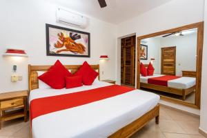 拉斯特拉纳斯拉斯特里纳斯阿尔巴齐拉酒店的一间卧室配有两张带红色枕头的床